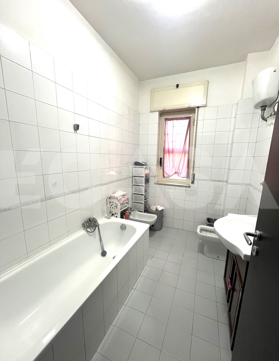 Bagno munito di vasca